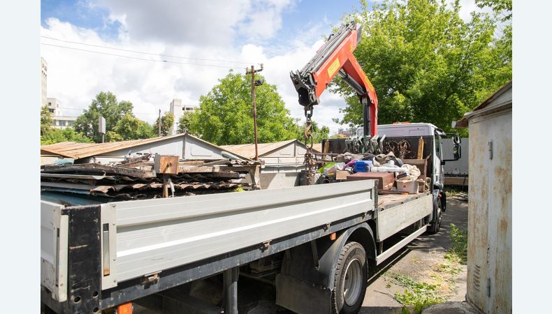 У Києві триває демонтаж гаражів біля річки Либідь, що дозволить розпочати роботи на аварійній ділянці русла
