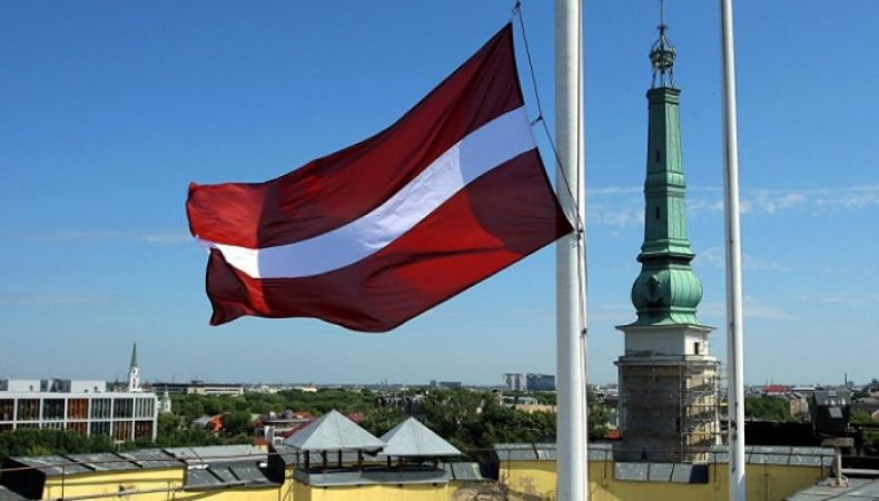 Латвія повністю зупиняє видачу віз росіянам на невизначений термін.
