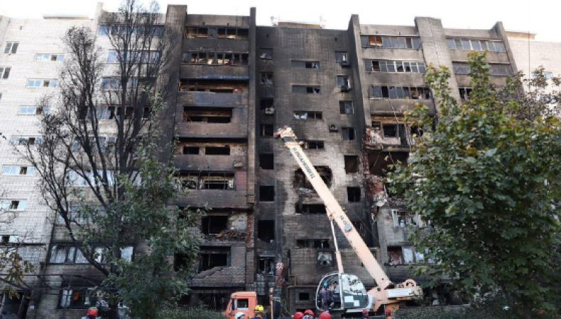 Фото багатоповерхівки в російському Єйську, куди впав літак