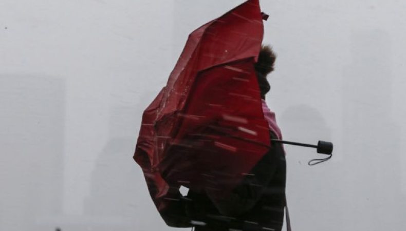 Українців попередили про сильні пориви вітру завтра: де очікувати негоди