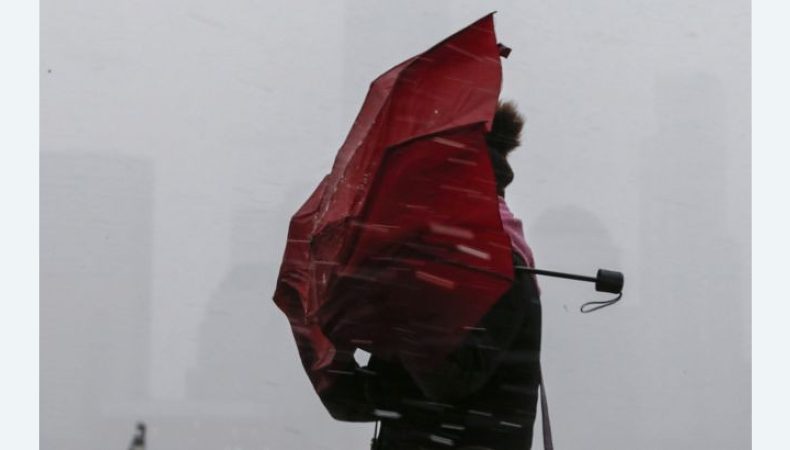 Українців попередили про сильні пориви вітру завтра: де очікувати негоди