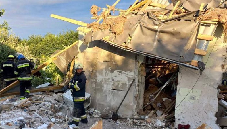 Рашисти обстріляли житловий квартал Нікополя: є жертви