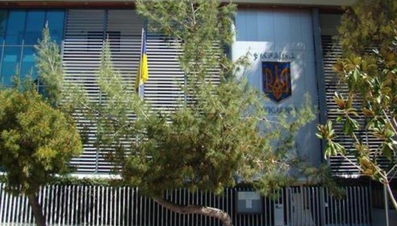 Українське посольство у Греції отримало закривавлений пакунок