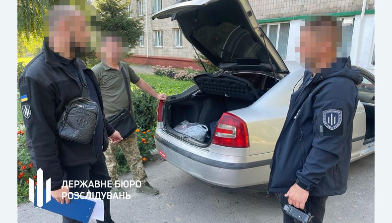 Посадовець Рівненського районного військкомату постачав наркотики своєму керівнику