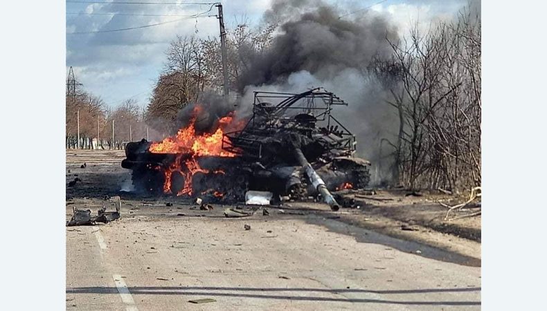 Загиблих окупантів спалюють разом із підбитою технікою