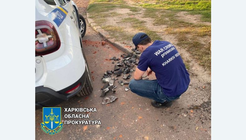 Покуратура фіксує наслідки нічного обстрілу російськими військовими одного з районів Харкова