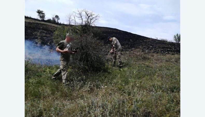 На Херсонщині поліцейські врятували 40 га врожаю зернових від пожежі, яка сталася через обстріл рашистами