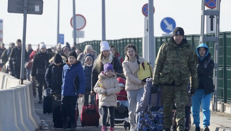 Спрощено процедуру для українців, які виїжджають з окупованих територій без документів