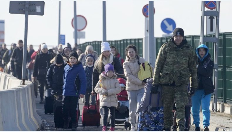 Спрощено процедуру для українців, які виїжджають з окупованих територій без документів