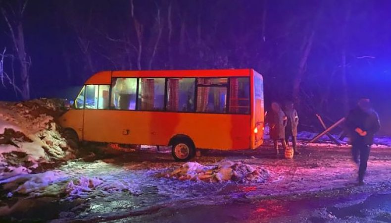 Маршрутка в’їхала в блокпост біля Чернігова: 8 постраждалих