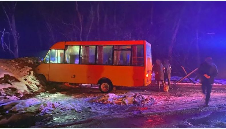 Маршрутка в’їхала в блокпост біля Чернігова: 8 постраждалих