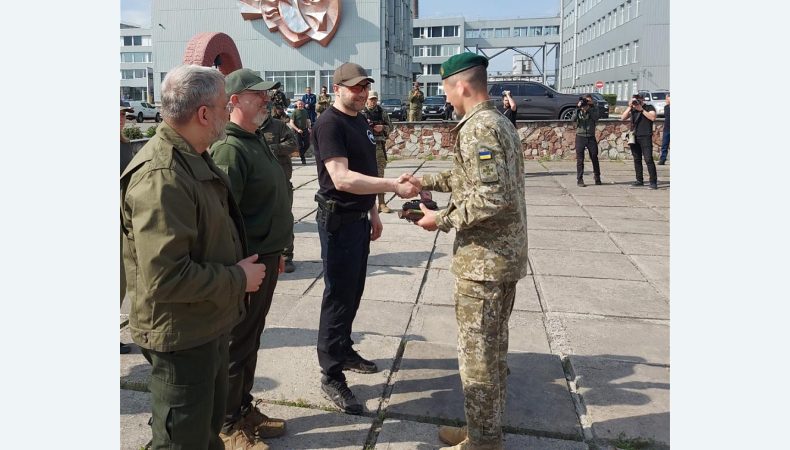 Прикордонники, які стримували просування ворога на Київ, отримали нагородну зброю
