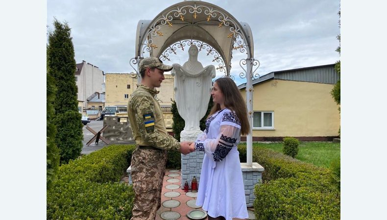 Йому завтра на передову, а вона чекатиме вже не просто коханого, а коханого чоловіка