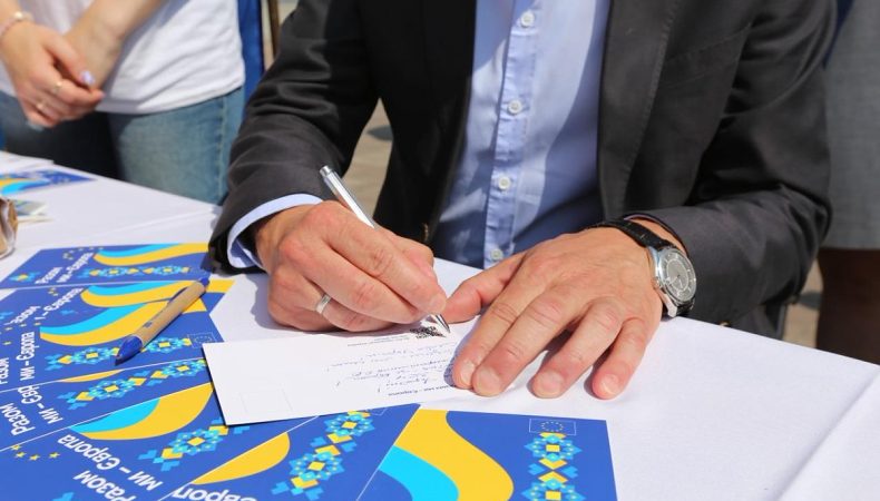 Посол ЄС підписав листівки для українських військових на лінії фронту