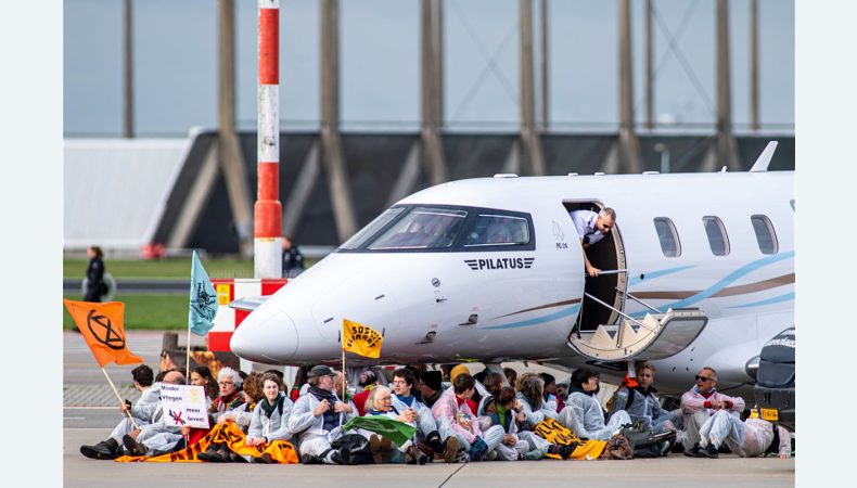 Екоактивісти Greenpeace заблокували виліт приватних літаків в аеропорту Амстердама