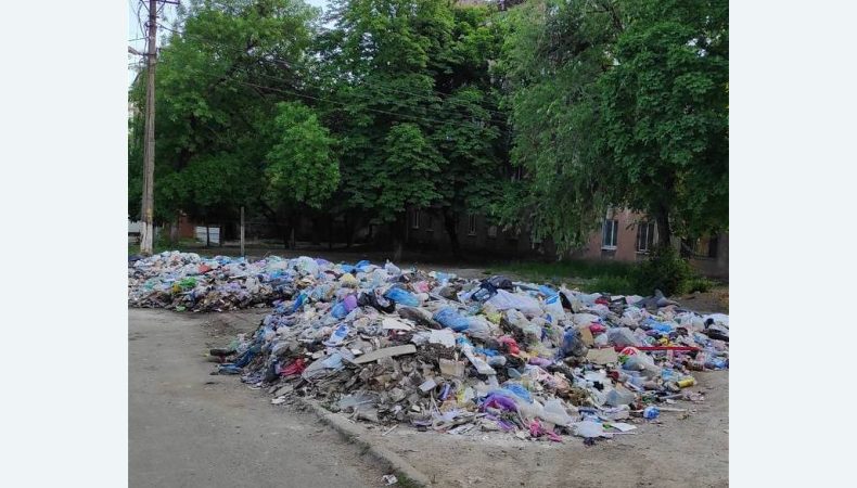 У Маріуполі рашисти влаштовують сміттєзвалища у дворах багатоповерхівок