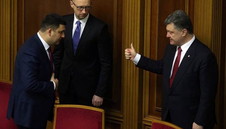 Как Арсений Яценюк подставляет Петра Порошенко, а икается Владимиру Гройсману.