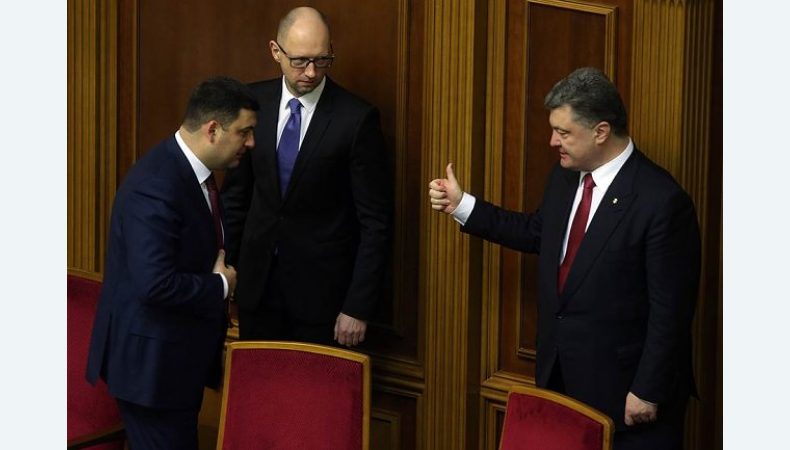 Как Арсений Яценюк подставляет Петра Порошенко, а икается Владимиру Гройсману.