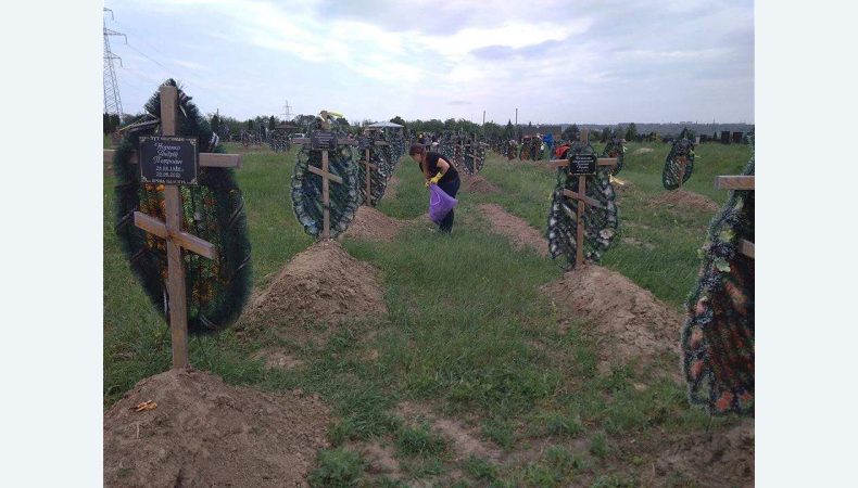 У Дніпрі прибирали на могилах загиблих бійців АТО