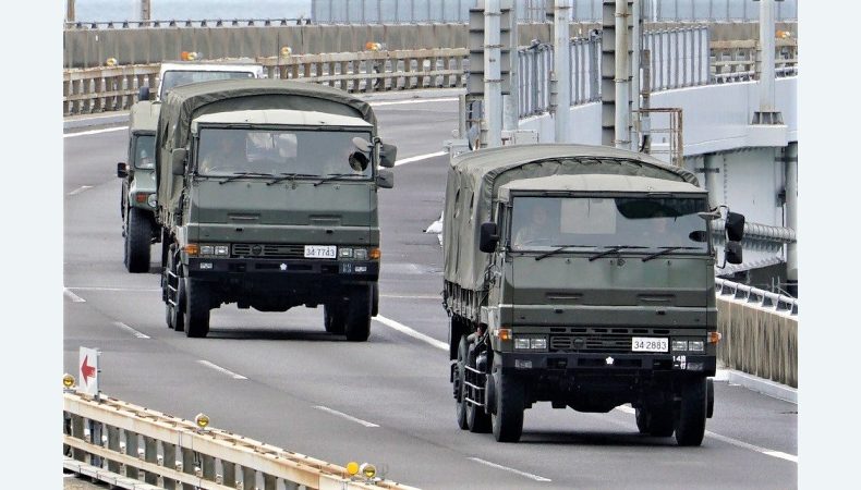 Японія відправила перші вантажівки до України