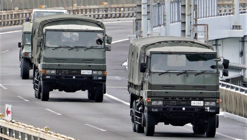 Японія відправила перші вантажівки до України
