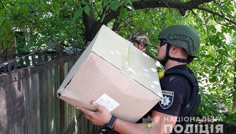 У Мирнограді поліцейські Донеччини розвезли мешканцям гуманітарну допомогу