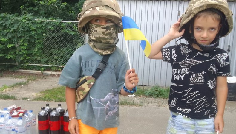 На Харківщині діти організували «блокпост» і збирають гроші для захисників України