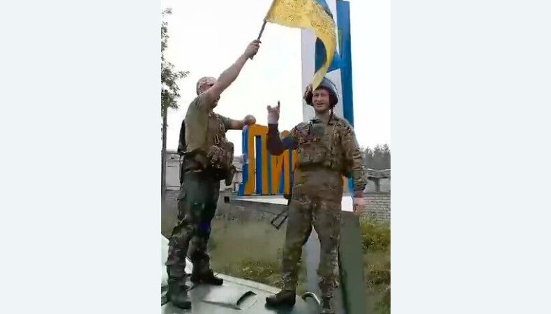 Українські військові з державним прапором у Лимані