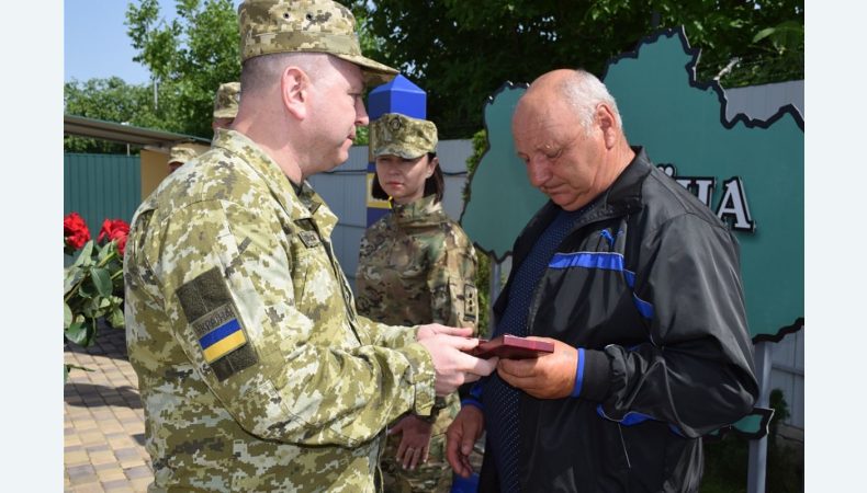 Голова Держприкордонслужби вручив державну нагороду родині загиблого військовослужбовця