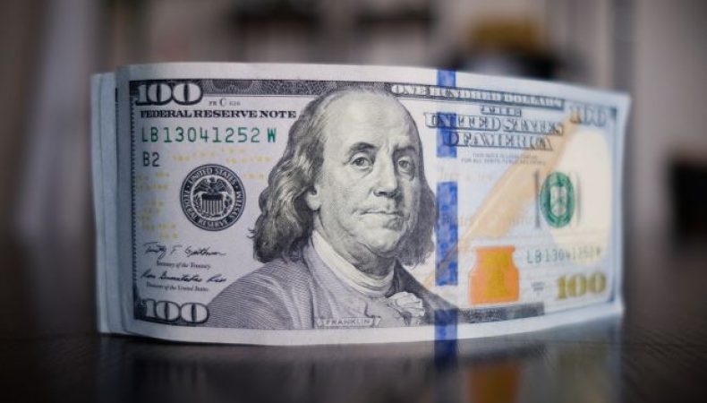 Попит на валюту зріс: НБУ збільшив продаж доларів із резервів