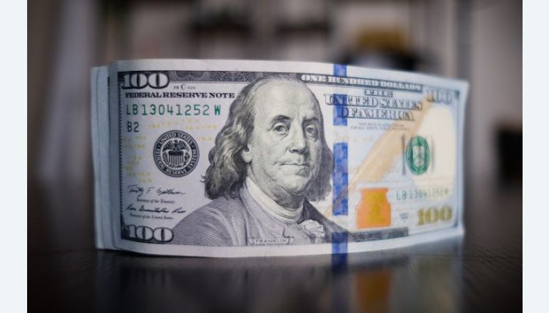 Попит на валюту зріс: НБУ збільшив продаж доларів із резервів