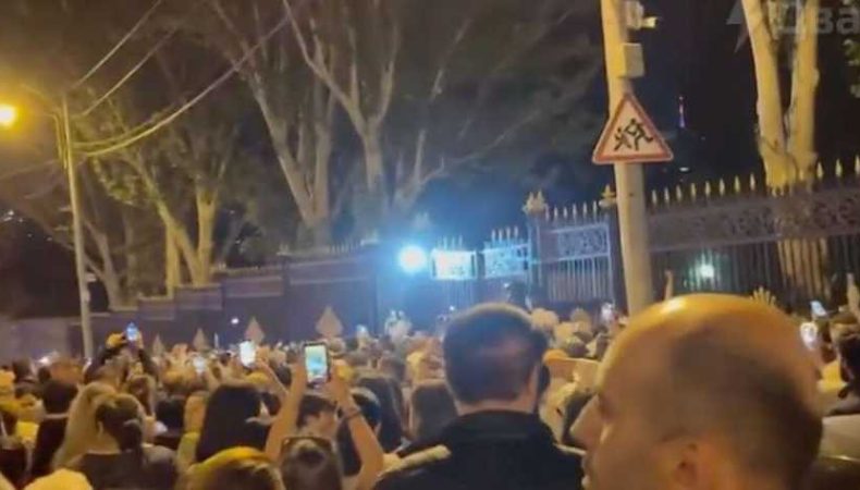 Біля будівлі вірменського парламенту проходить акція протесту