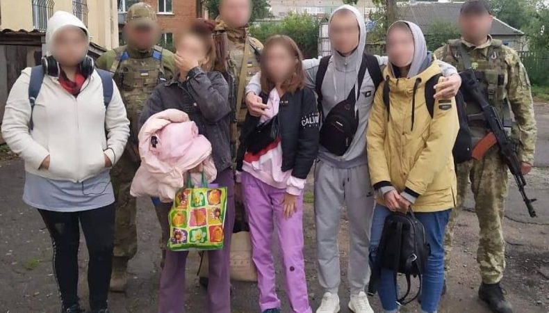 Прикордонники звільнили п’ятьох підлітків, яких окупанти утримували в підвалі на Харківщині