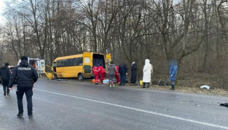 У Вінницькій області автомобіль зіткнувся з автобусом: жінка та дитина загинули