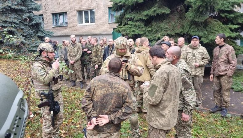 Відбувся черговий обмін військовополоненими: додому повернулося 32 українських захисника