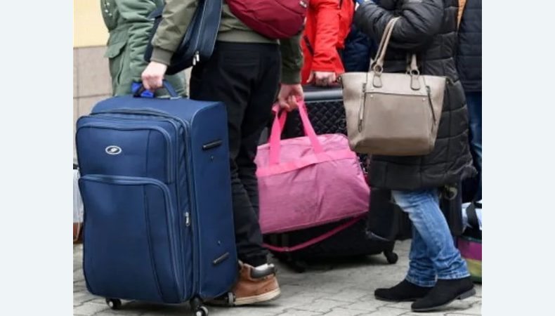 Польща вимагає від українських біженців повернути частину виплат: кого зачепить