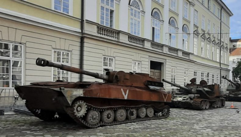 У центрі Львова монтують виставку знищеної російської військової техніки