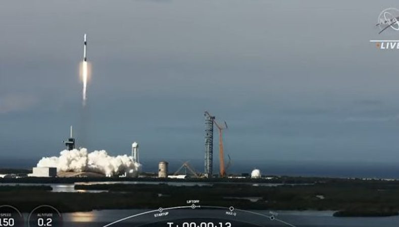SpaceX запустила корабель Dragon з науковим вантажем та томатами на борту