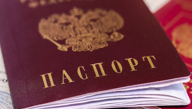 Як в Україні каратимуть держслужбовців з паспортами рф: подробиці