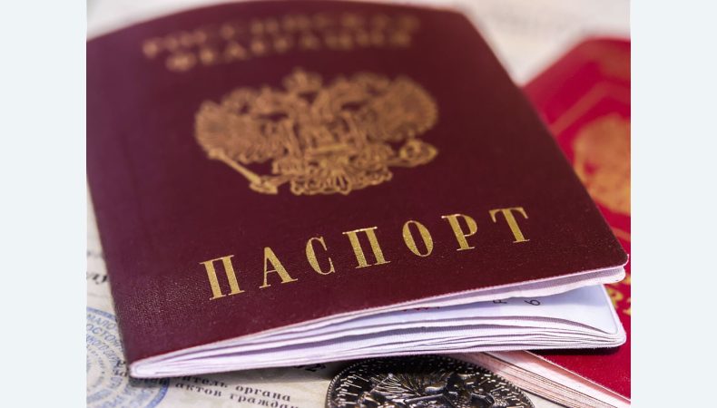 Як в Україні каратимуть держслужбовців з паспортами рф: подробиці